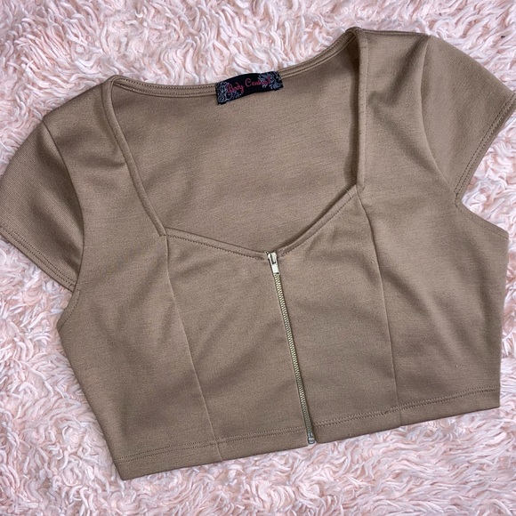 SWEETHEART NECKLINE TAN ZIP-UP CROP TOP · SIZE M · BODY CENTRAL - Picture 2 of 5